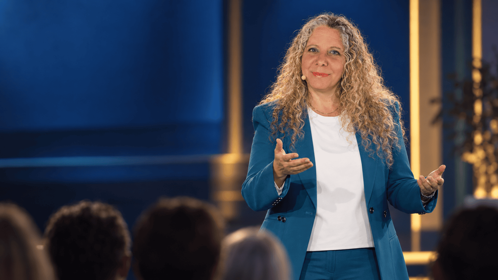Claudia Gorbach spricht auf der Bühne vor Publikum